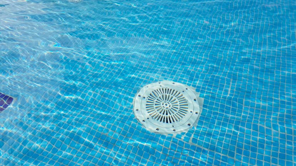 Cleaning of the drain valve filter at the bottom of the swimming pool, movement of clear water, top view